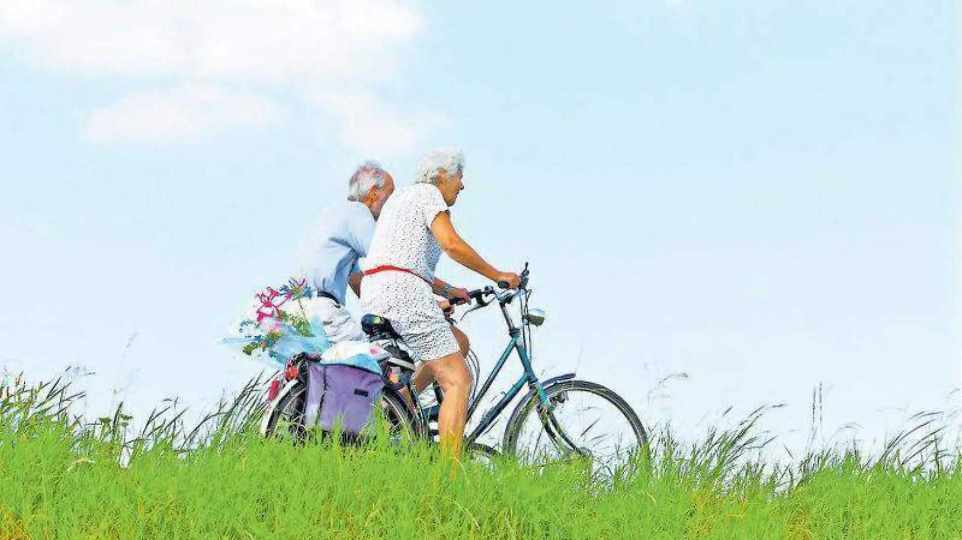 pareja adultos mayores en bicicleta